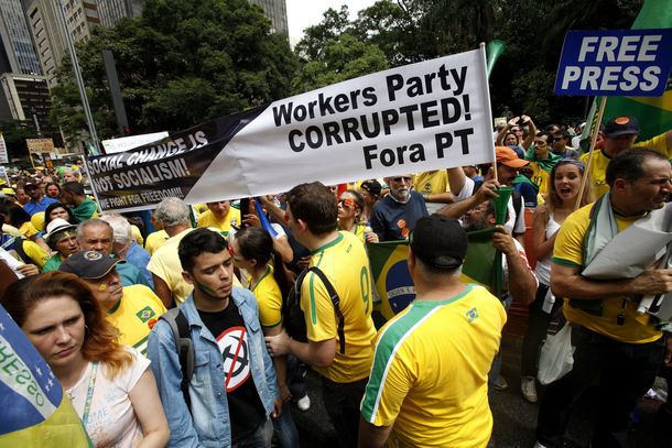 Miles de brasileños protestaron contra Rousseff en Río de Janeiro