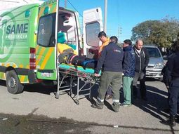 Un motociclista voló tras chocar con un auto