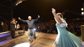 en campana, dominguez se subio a un escenario y bailo una chacarera en campana, dominguez se subio a un escenario y bailo una chacarera