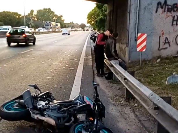 Una camioneta chocó a una moto en la avenida General Paz y el conductor se dio a la fuga