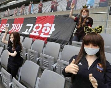 Un club de Corea del Sur se disculpó por ubicar muñecas sexuales en las tribunas de su estadio