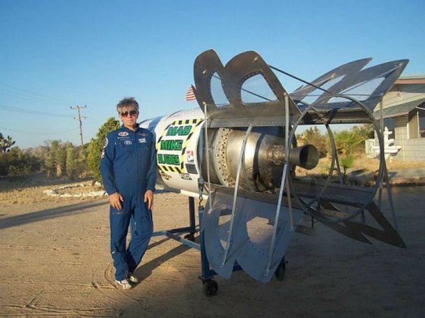 Hughes dice que la Tierra es plana y piensa probarlo