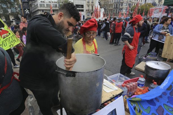 Polentazo y marcha en reclamo por medidas para los más golpeados por la crisis