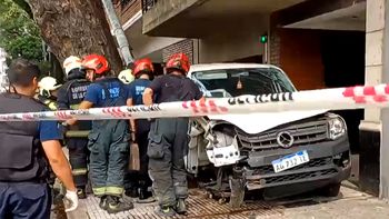 caballito: perdio el control, se subio a la vereda y se incrusto en un edificio caballito: perdio el control, se subio a la vereda y se incrusto en un edificio