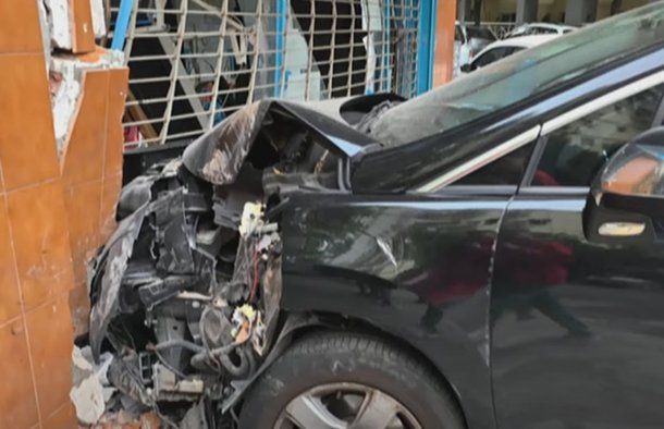 Almagro: un auto se incrustó en una agencia de lotería tras un choque