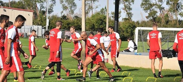 Verón entrena junto a sus compañeros