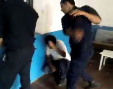 Feroz golpiza de policías a un joven detenido en Salta