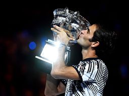 Una vez más, Federer levantando el trofeo de campeón Una vez más, Federer levantando el trofeo de campeón