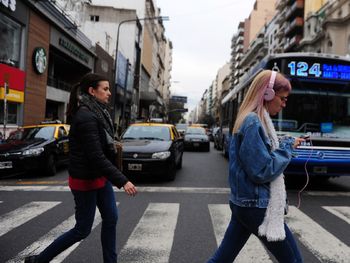 Buscan sancionar a quienes crucen la calle usando el celular