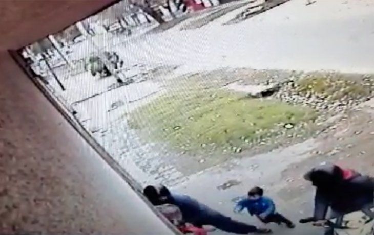 Video: un nene de 4 años evitó que motochorros le roben a su mamá