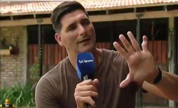 ¡Qué dolor! Así le quedaron las manos a un famoso arquero