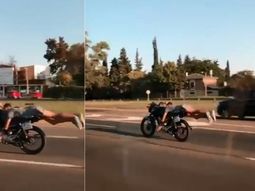 Hizo acrobacias con su moto por Panamericana