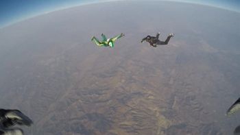 un hombre se tiro desde mas de 7 mil metros de altura sin paracaidas un hombre se tiro desde mas de 7 mil metros de altura sin paracaidas