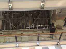 se cayo parte del techo del shopping abasto se cayo parte del techo del shopping abasto