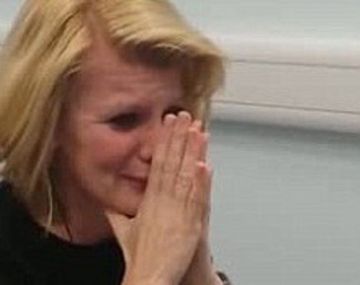 Conmovedor: Mirá la emoción de una mujer que nació sorda y escucha por primera vez