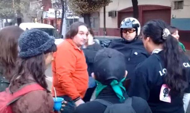 {altText(Fuerte cruce entre un conductor y manifestantes del #NiUnaMenos,VIDEO: el cruce entre un conductor y las manifestantes de 