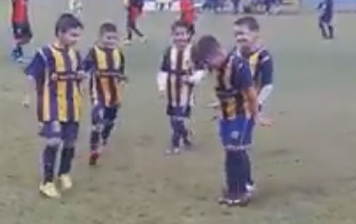 El pequeño se acordó de su clásico y festejó imitando a un pingüino