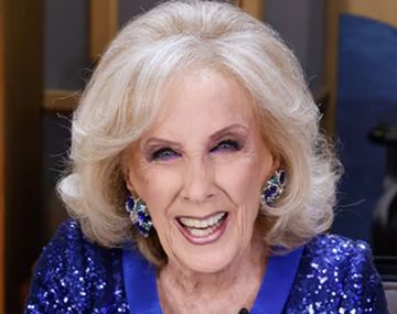 Mirtha Legrand recibió una estampita de Santa Mirtha y habló de Messi: Es mágico