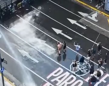 Represión en Congreso: el camión hidrante atacó a los manifestantes que cantaban Milei