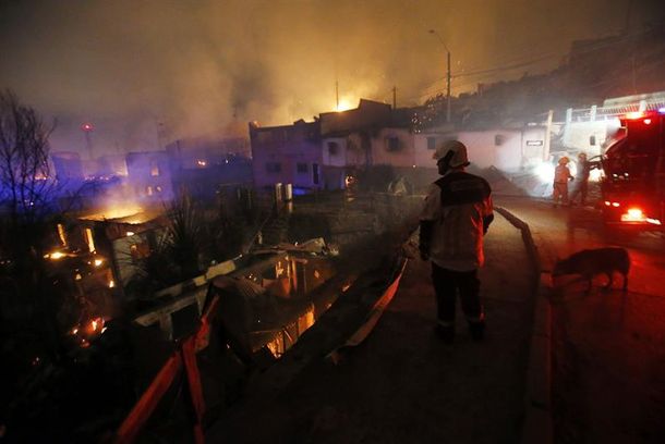 Ascienden a 15 los muertos por el incendio en Valparaíso