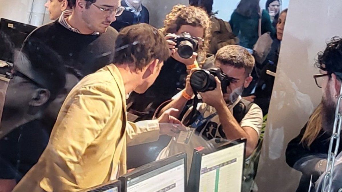 ¿Gesto amenazante? Santiago Caputo llegó al debate y protagonizó un tenso momento con un fotógrafo