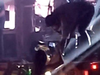 Impactante: tiraron a Ulises Bueno del escenario en pleno show y le robaron todo