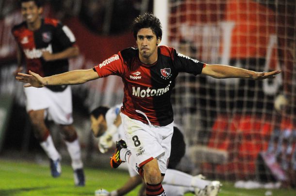 Newell´s y un triunfo agónico ante Racing para ser único líder