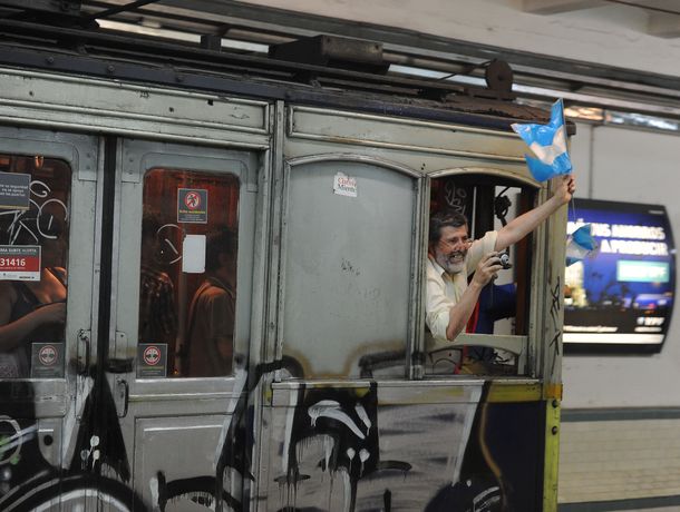 El último viaje de los centenarios vagones de la línea A