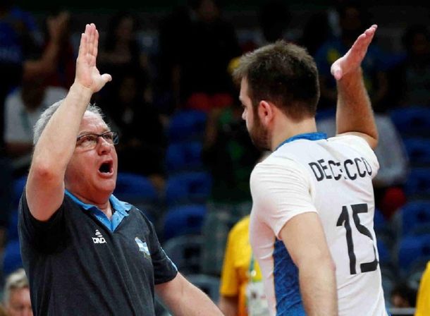 Alegría olímpica: Julio Velasco seguirá siendo el entrenador de voley para Tokio 2020