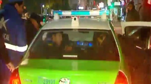 Así se subieron al patrullero y comenzaron a agredir al oficial