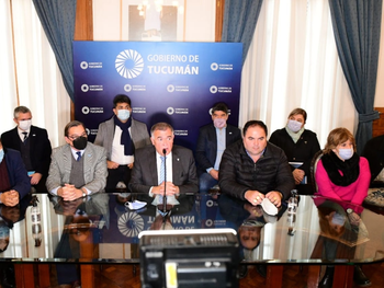 El Gobierno de Tucumán intercedió y transportistas flexibilizan la protesta para reanudar la zafra azucarera