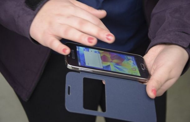 Vendió un celular trucho por Facebook y la clienta estafada la quiso atropellar