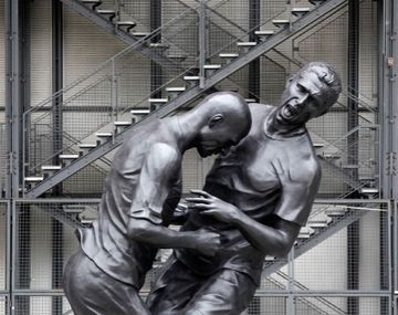 En Francia piden sacar la estatua del cabezazo de Zidane