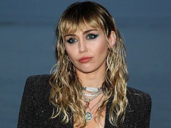 La increíble foto viral de Miley Cyrus imitando el gesto del Dibu Martínez