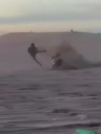 Villa Gesell: se le trabó la moto en la playa y salió volando 10 metros sin casco Villa Gesell: se le trabó la moto en la playa y salió volando 10 metros sin casco