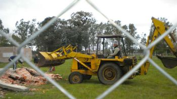 un vecino destruyo con una topadora dos viviendas del pro.cre.ar un vecino destruyo con una topadora dos viviendas del pro.cre.ar