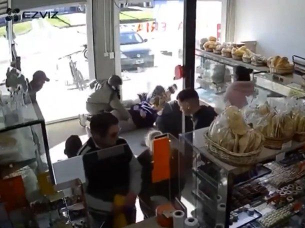 Mar del Plata: entró armado a una panadería llena de clientes y les robó a todos