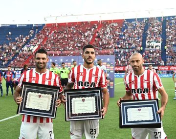Cauteruccio, Kalinski y Mascherano fueron homenajeados en la previa de Estudiantes-San Lorenzo. Foto: Prensa San Lorenzo