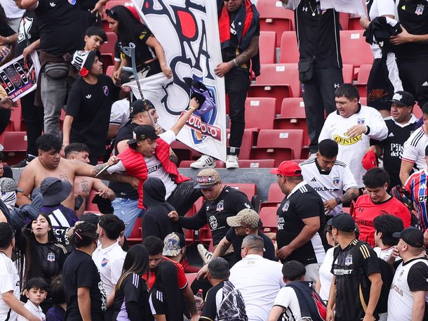 Violencia en el fútbol de Chile: feroz enfrentamiento entre facciones de la barra de Colo Colo Violencia en el fútbol de Chile: feroz enfrentamiento entre facciones de la barra de Colo Colo