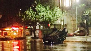 increible choque y vuelco en la zona de tribunales: hay un herido increible choque y vuelco en la zona de tribunales: hay un herido