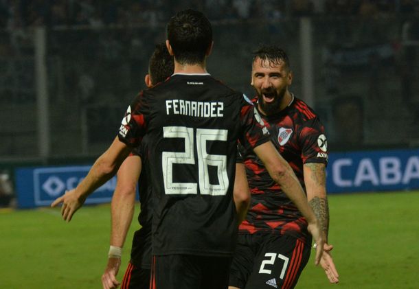 Nacho Fernández y Lucas Pratto celebran