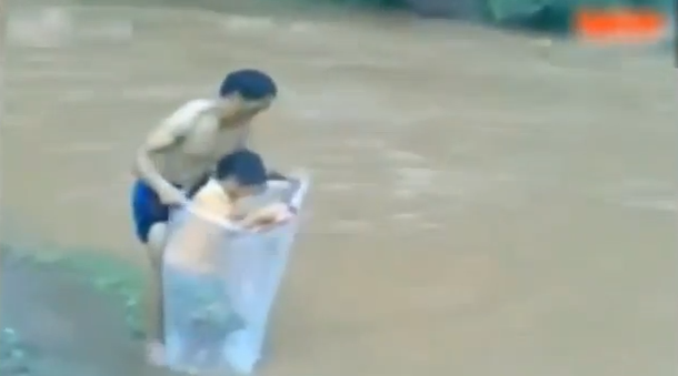 VIDEO: Niños cruzan el río en una bolsa para ir a la escuela