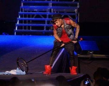 Pisó la bandera Argentina pero Justin Bieber logra evitar la captura