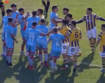 Caos en Atlanta-Arsenal: un hincha se cayó de la tribuna