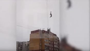 Murió después de tratar de cruzar de edificio a edificio a través de cables de electricidad Murió después de tratar de cruzar de edificio a edificio a través de cables de electricidad