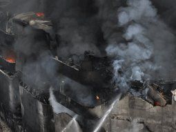 A casi dos semanas, avanza la demolición del depósito que se incendió en La Plata