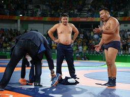 Luchador  y sus entrenadores terminaron desnudos
