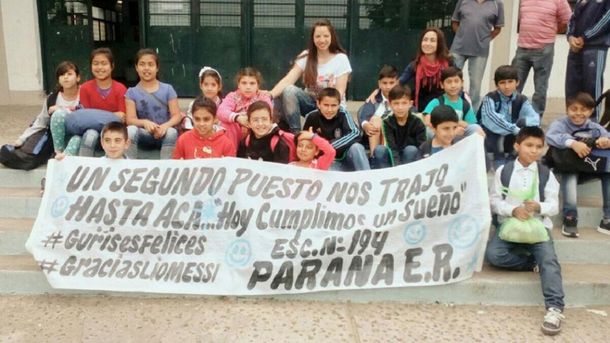 La maestra que le escribió una carta a Messi viajó a San Juan con sus alumnos para ver a la Selección