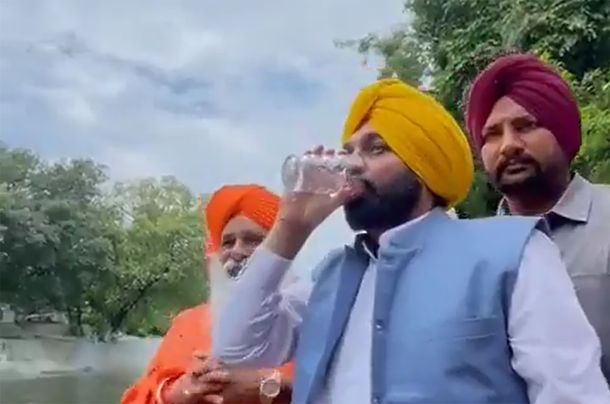 Para probar su pureza, un ministro indio tomó agua de río sagrado: fue internado