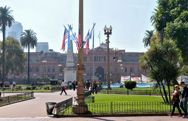 La Plaza de Mayo, cubierta de banderas estadounidenses para recibir a Obama